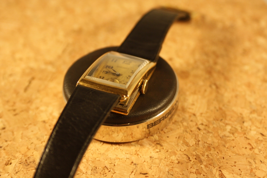 Movado Rectangular 18k gold wristwatch circa 1920's | Vintage Times